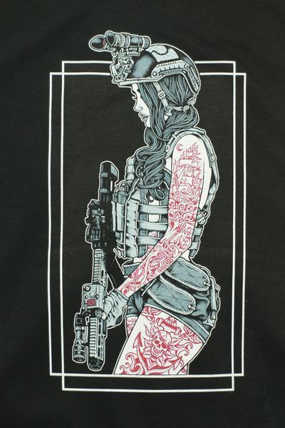 Худи мужской черный Джерри с принтом Girl With A Machine Gun With Tattoos, Side View (DTG) раз. 3XL 000038716 фото